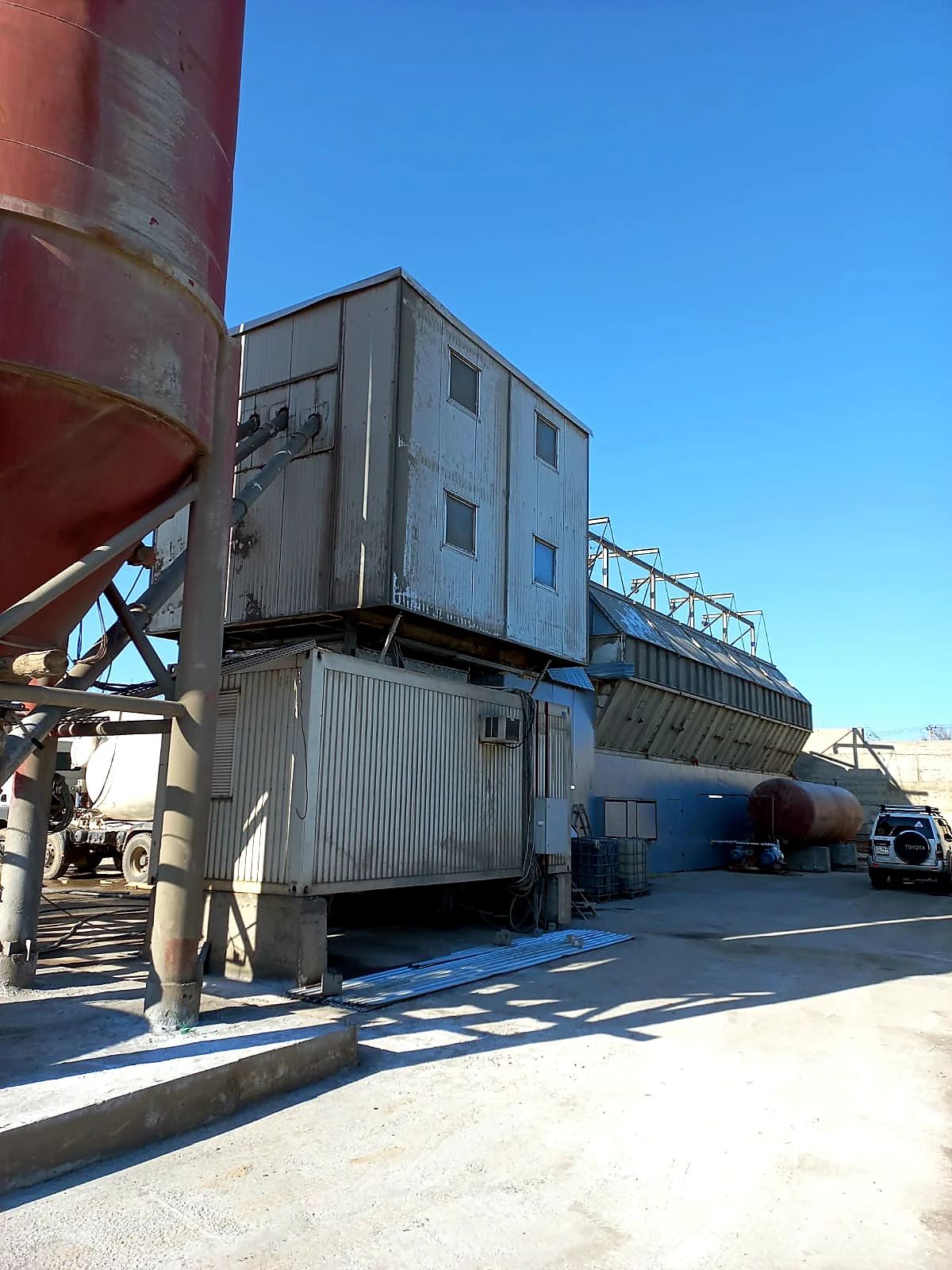 Загрузка и выпуск бетонной смеси на заводе GV Beton